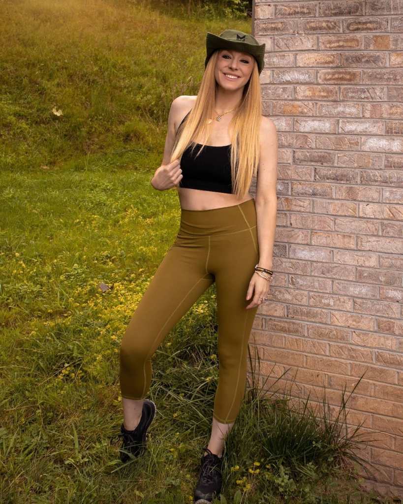 Olive Green High-Waisted Leggings With Bucket Hat and Black Crop Top Olive Green High-Waisted Leggings With Bucket Hat and Black Crop Top — Trendy Green Leggings Outfit