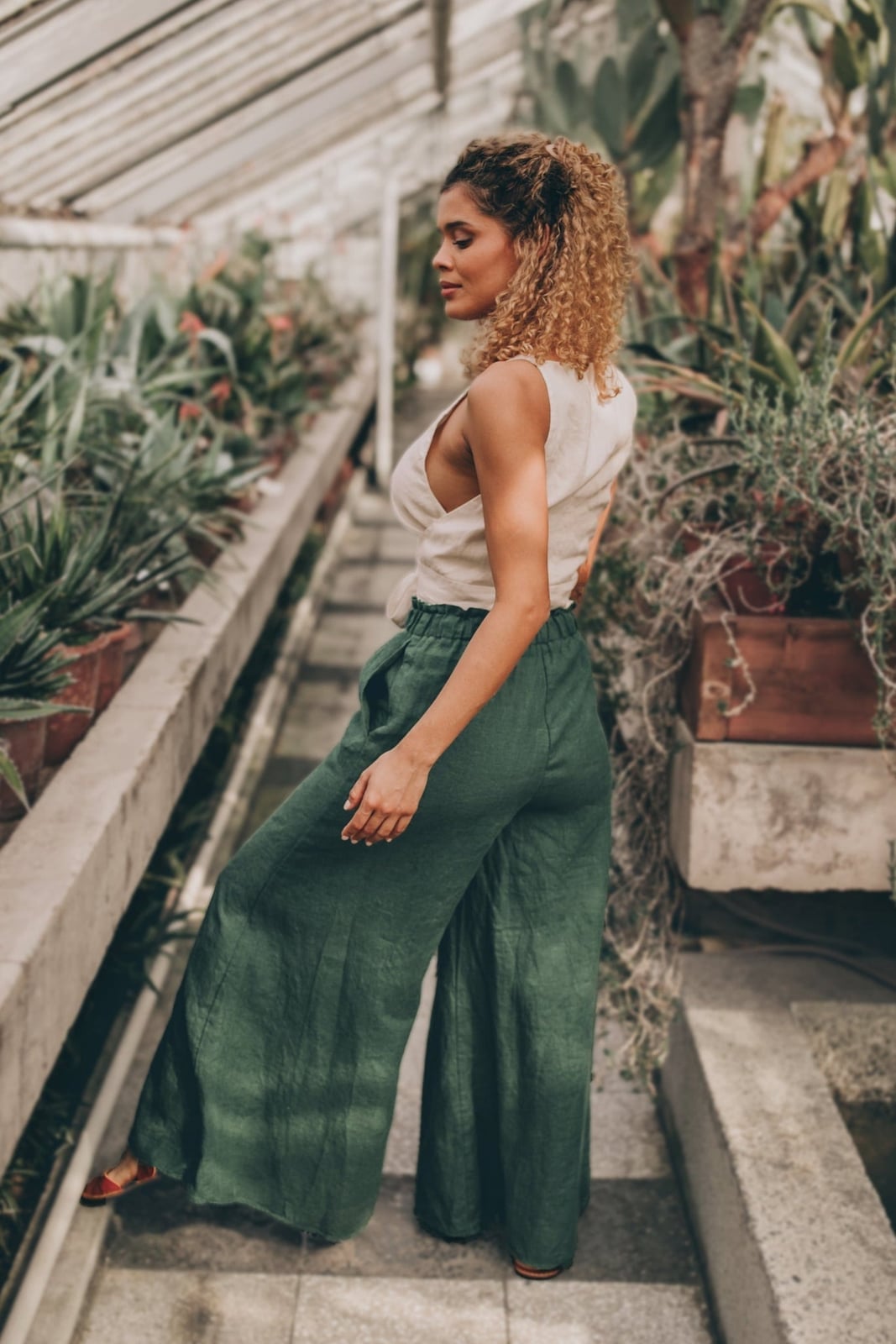 Emerald Green Linen Palazzo Trousers with Red Sandals Emerald Green Linen Palazzo Trousers with Red Sandals — Trendy Green Pants Outfits