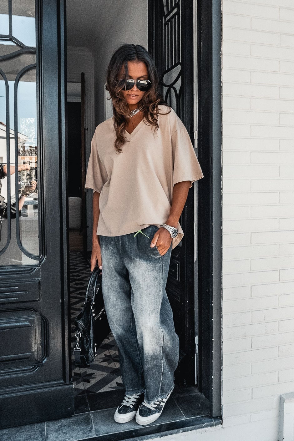 Baggy Gray Jeans with Ombre Effect and Beige T-Shirt — Trendy Grey Jeans Outfits