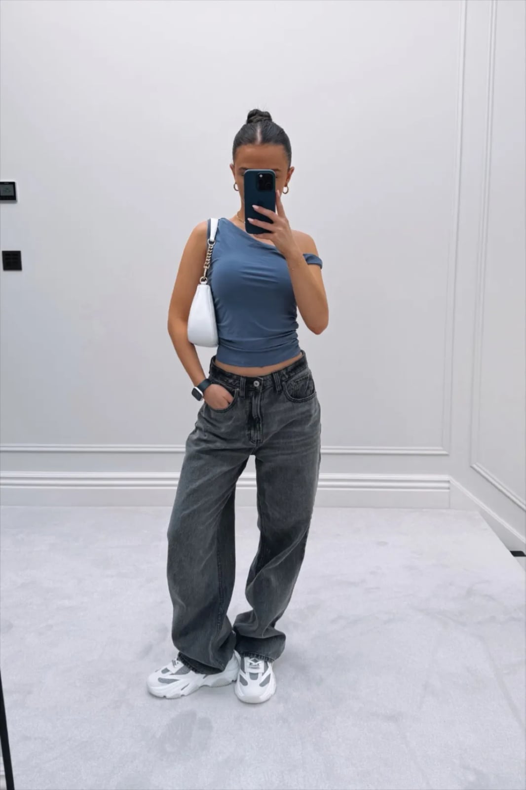 Baggy Gray Jeans with Off-Shoulder Blue Top and Gray, Close-Up Take — Trendy Grey Jeans Outfits