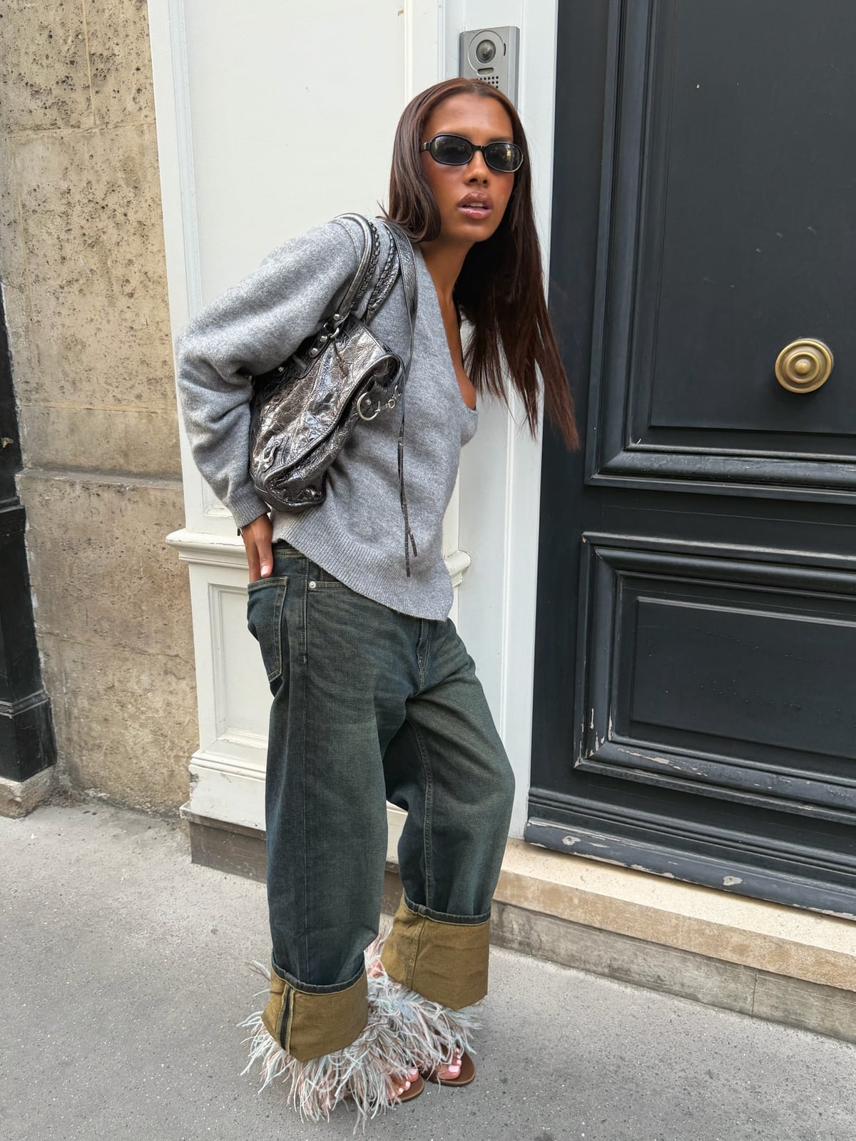 Baggy Dark Gray Jeans with Gray V-Neck Sweater, Close-Up Take — Trendy Grey Jeans Outfits
