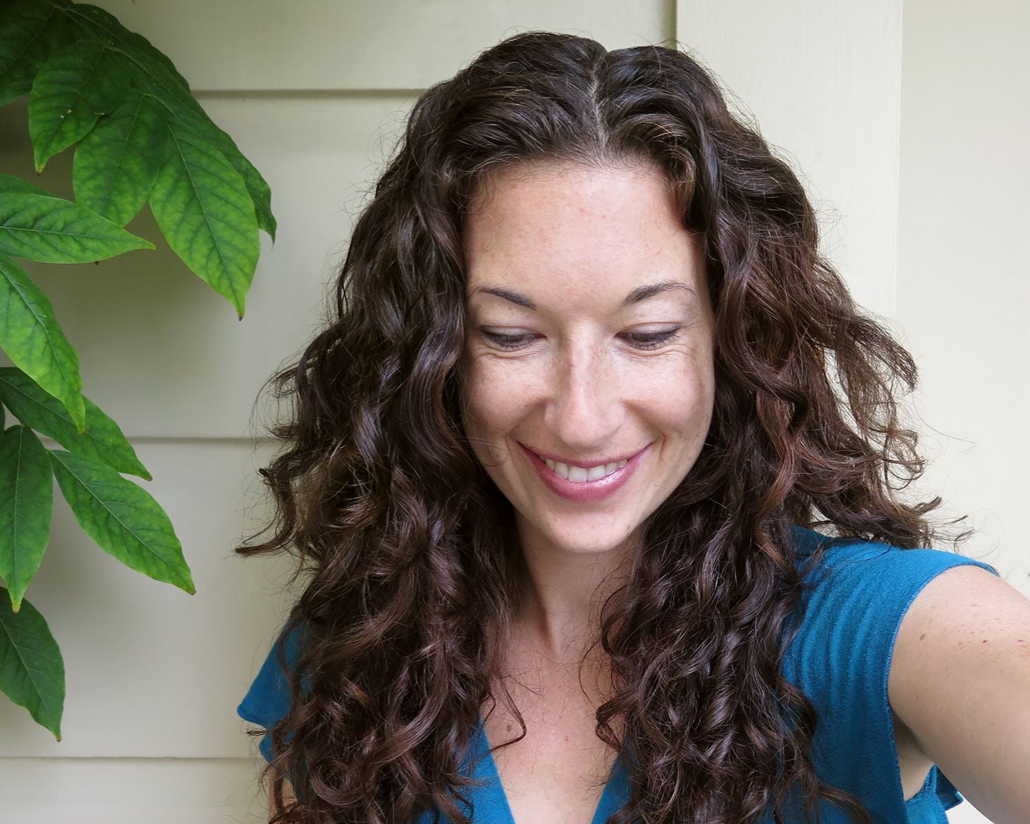 Thick Mid-Back Curls With Middle Part — Trendy Hair Care Routine