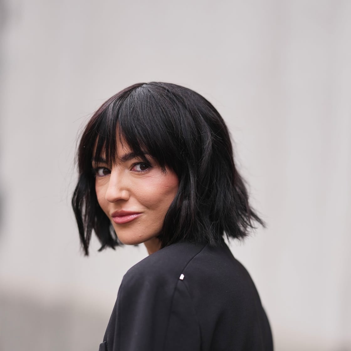 Chin Length Bob With Wavy Layers And Curtain Bangs Chin Length Bob With Wavy Layers And Curtain Bangs — Trendy Hair Pictures