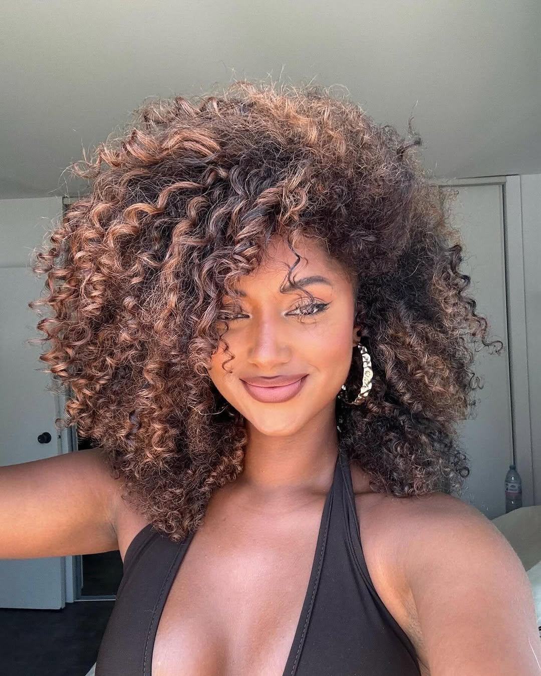 Voluminous Curly Lob With Warm Highlights Voluminous Curly Lob With Warm Highlights — Trendy Hair Pictures