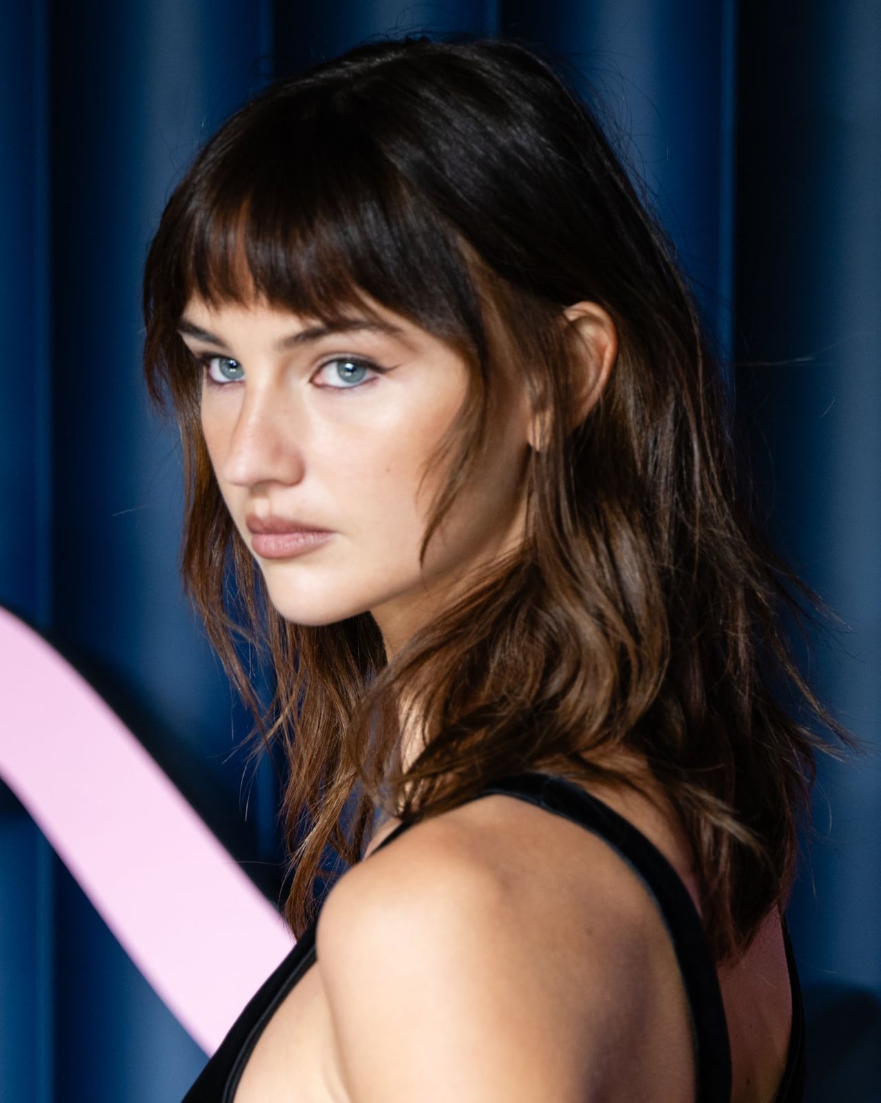 Collarbone Layers With Wispy Curtain Bangs, Close-Up Take Collarbone Layers With Wispy Curtain Bangs, Close-Up Take — Trendy Hair Pictures