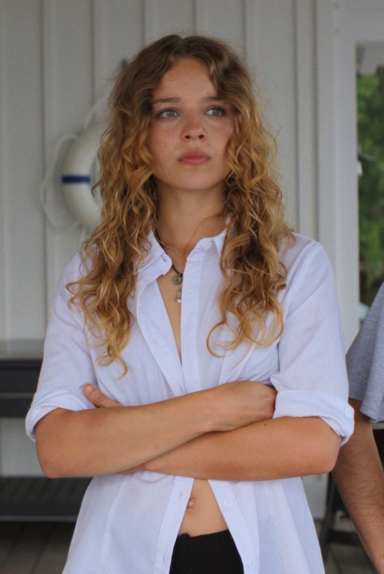 Collarbone Strawberry Blonde Shag With Full Bangs — Trendy Hairstyles for Teens