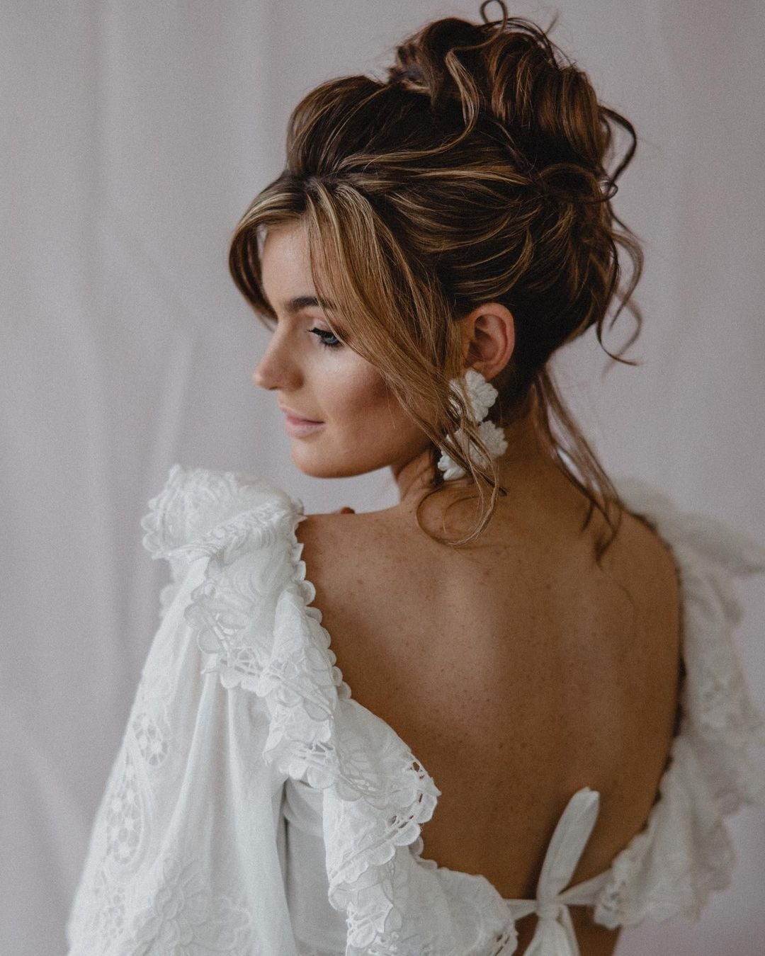 Textured High Bun Dark Blonde Highlights Face Framing Textured High Bun Dark Blonde Highlights Face Framing — Trendy High Bun Hairstyles