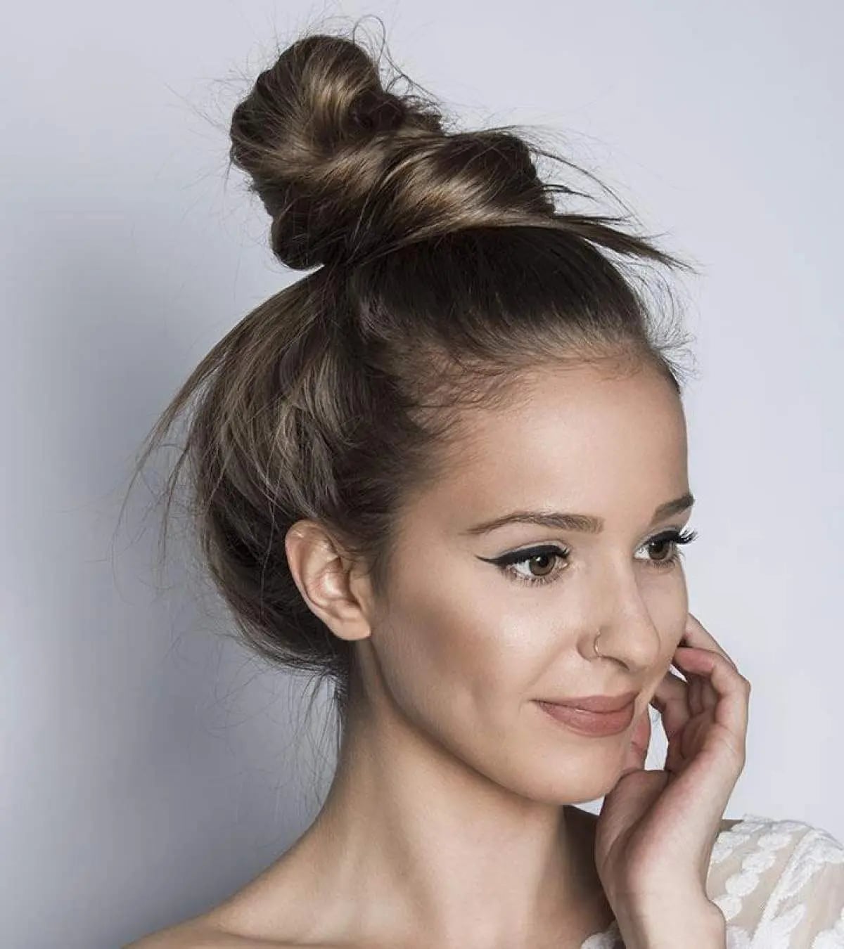 Messy High Bun Ash Brown Wavy Fine Hair Messy High Bun Ash Brown Wavy Fine Hair — Trendy High Bun Hairstyles