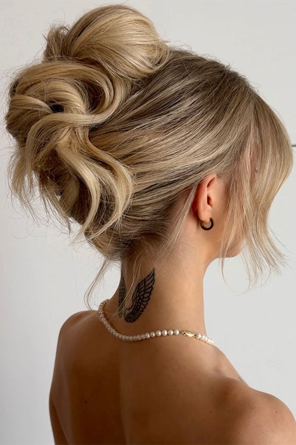 Voluminous Textured High Bun Ash Blonde Highlights Voluminous Textured High Bun Ash Blonde Highlights — Trendy High Bun Hairstyles