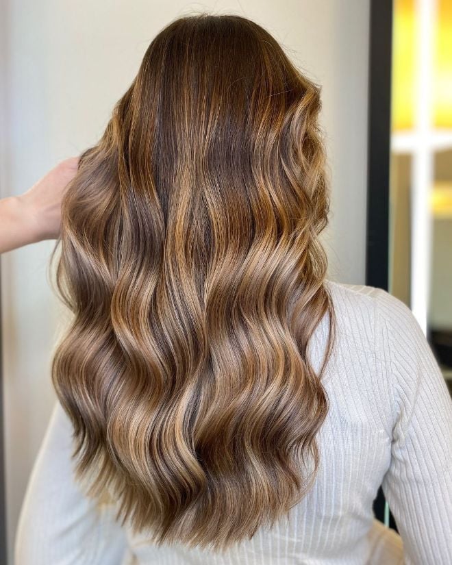 Collarbone Brown With Caramel Highlights and Curtain Bangs — Trendy Highlights Hair