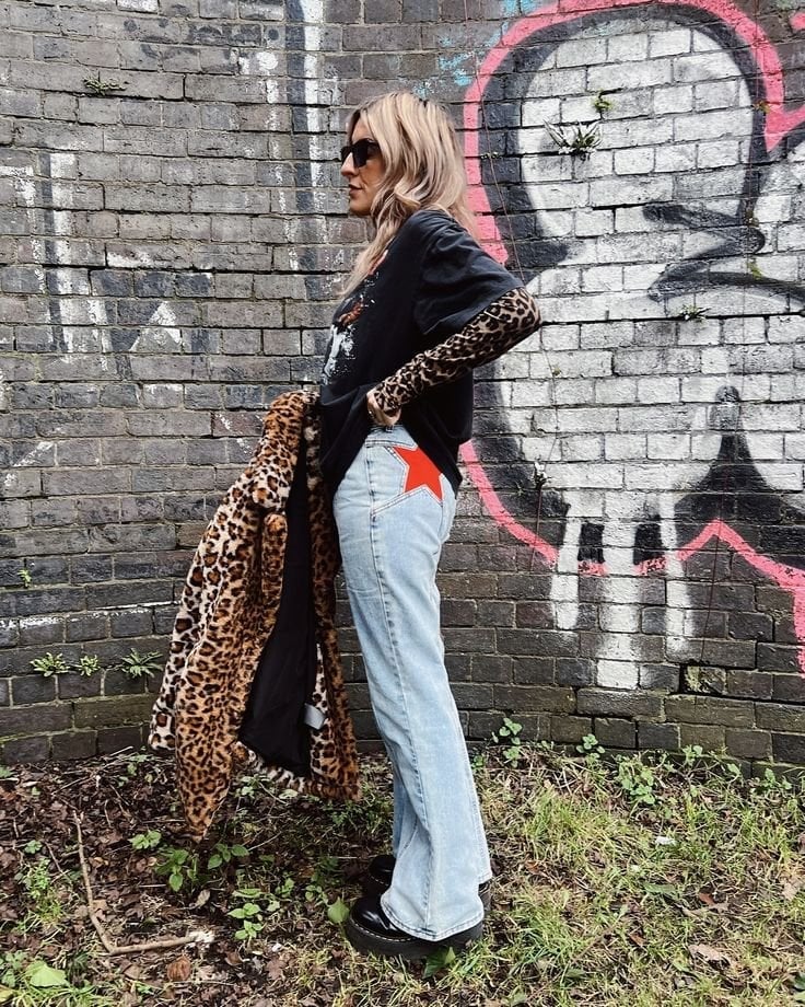 Oversized Graphic Tee Over Leopard Print Top with Flared Jeans Oversized Graphic Tee Over Leopard Print Top with Flared Jeans — Trendy Indie Outfits