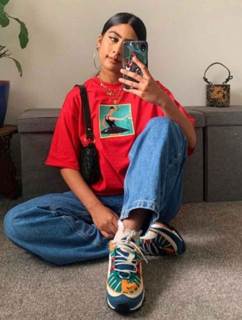 Oversized Graphic Tee with Wide Leg Jeans and Colorful Sneakers Oversized Graphic Tee with Wide Leg Jeans and Colorful Sneakers — Trendy Indie Outfits
