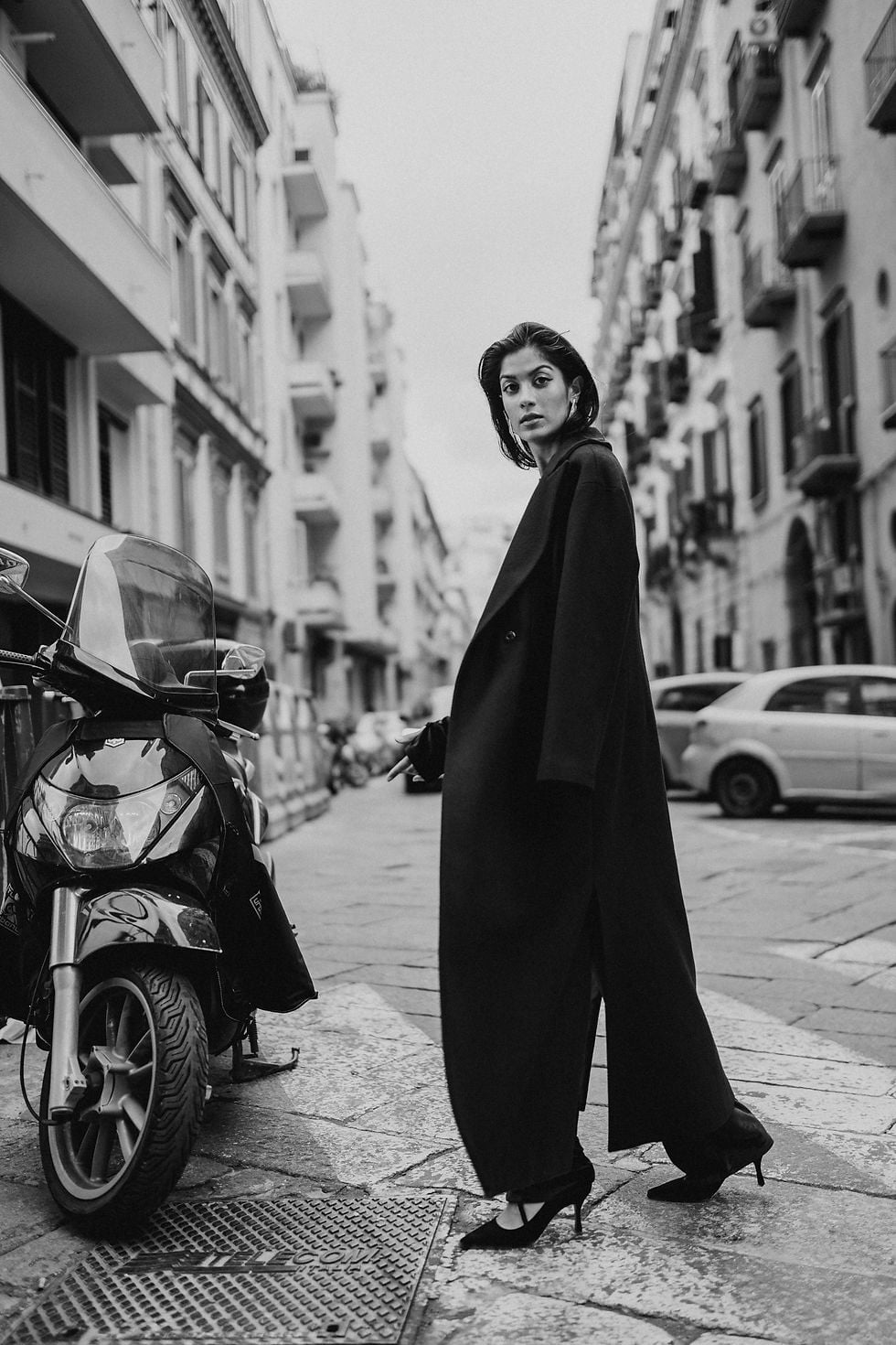 Dramatic Oversized Black Coat With Wide Leg Trousers Dramatic Oversized Black Coat With Wide Leg Trousers — Trendy Italian Outfits