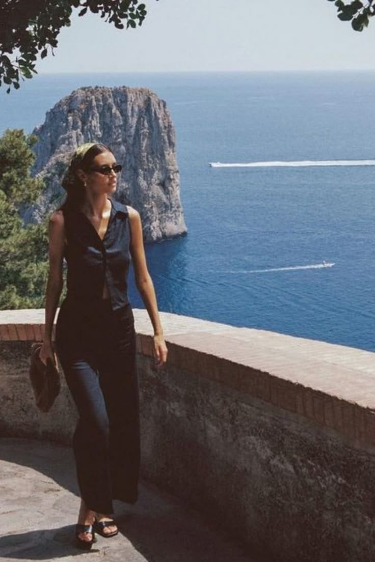 Navy Satin Sleeveless Top With Wide Leg Trousers Navy Satin Sleeveless Top With Wide Leg Trousers — Trendy Italian Outfits