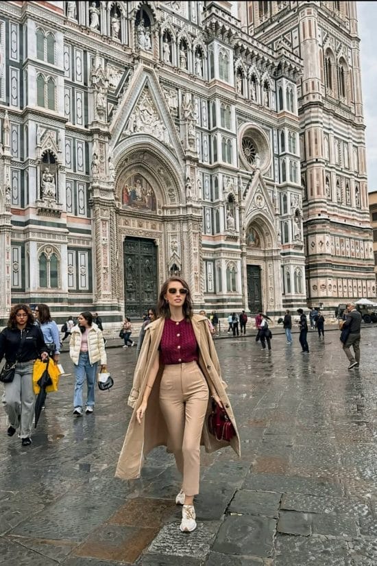 Beige Trench Coat Over Burgundy Cardigan And Tan Trousers Beige Trench Coat Over Burgundy Cardigan And Tan Trousers — Trendy Italian Outfits