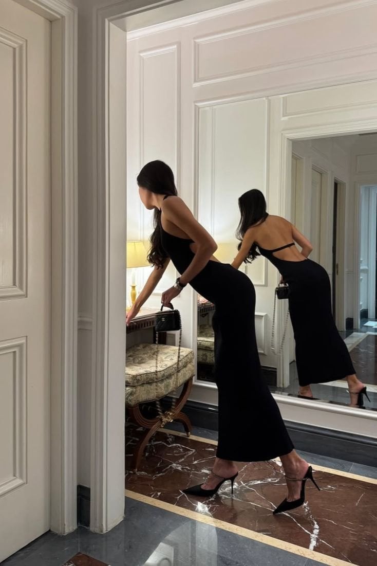 Sleek Black Maxi Dress With Open Back Sleek Black Maxi Dress With Open Back — Trendy Italian Outfits