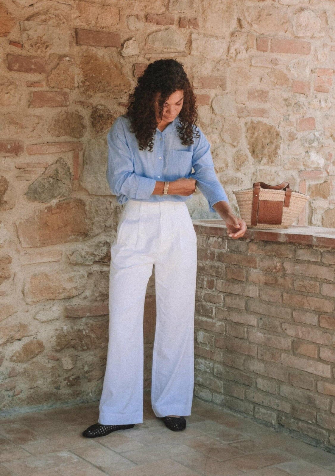 Light Blue Button Up Shirt With White Linen Trousers Light Blue Button Up Shirt With White Linen Trousers — Trendy Italian Outfits