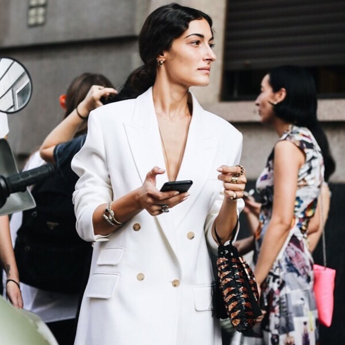 Oversized White Double Breasted Blazer With Gold Buttons Oversized White Double Breasted Blazer With Gold Buttons — Trendy Italian Outfits