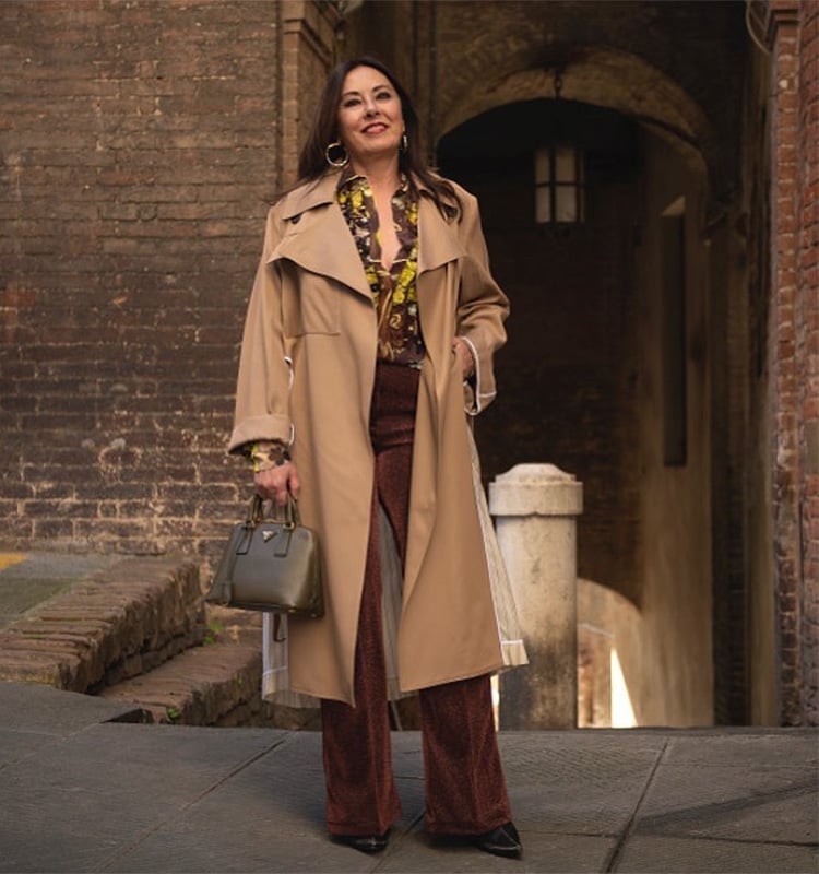 Beige Trench Coat Over Velvet Wide Leg Trousers Beige Trench Coat Over Velvet Wide Leg Trousers — Trendy Italian Outfits