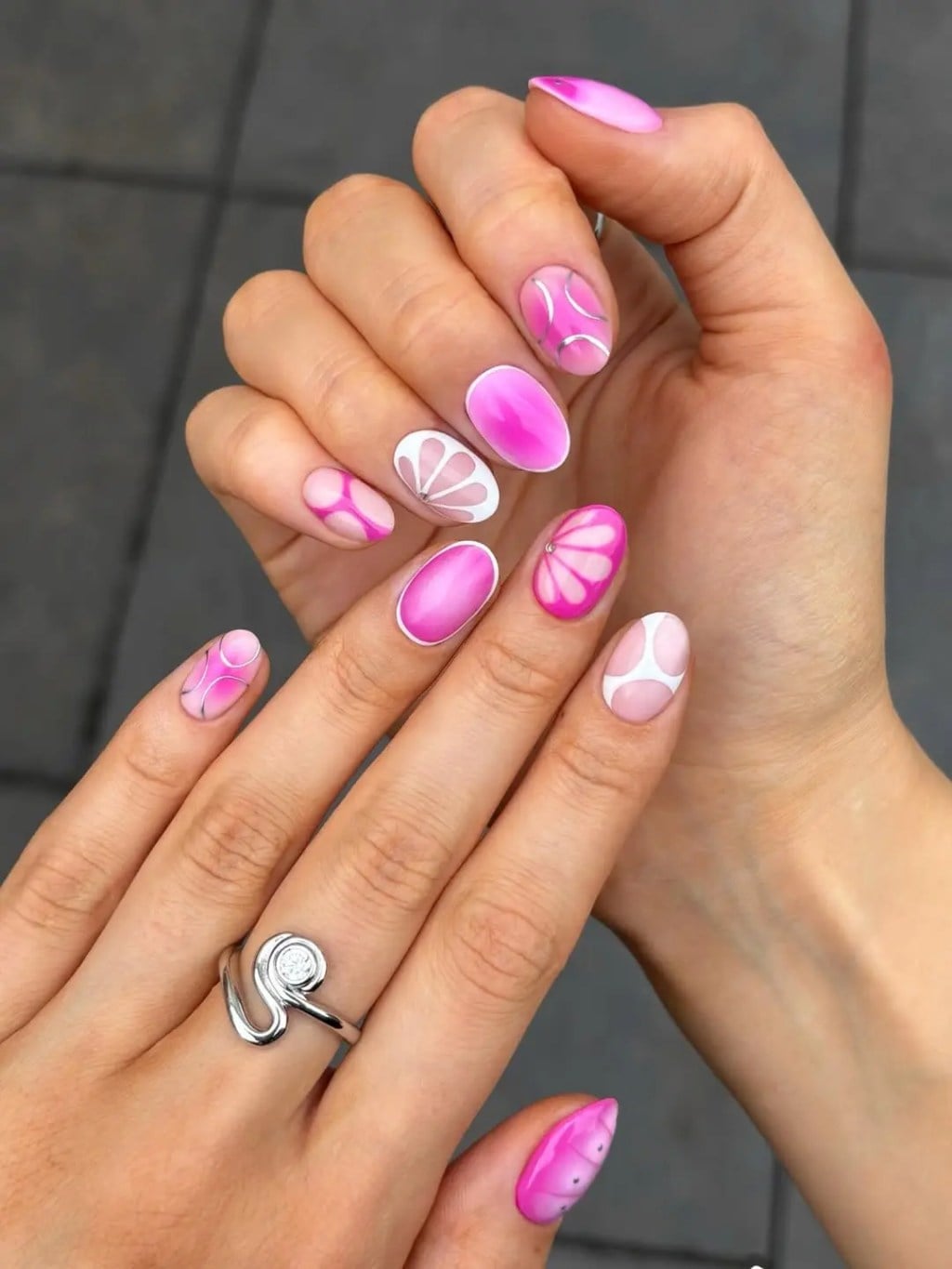 Short Oval Pink Jelly With Abstract Art, Close-Up Take Short Oval Pink Jelly With Abstract Art, Close-Up Take — Trendy Jelly Nails