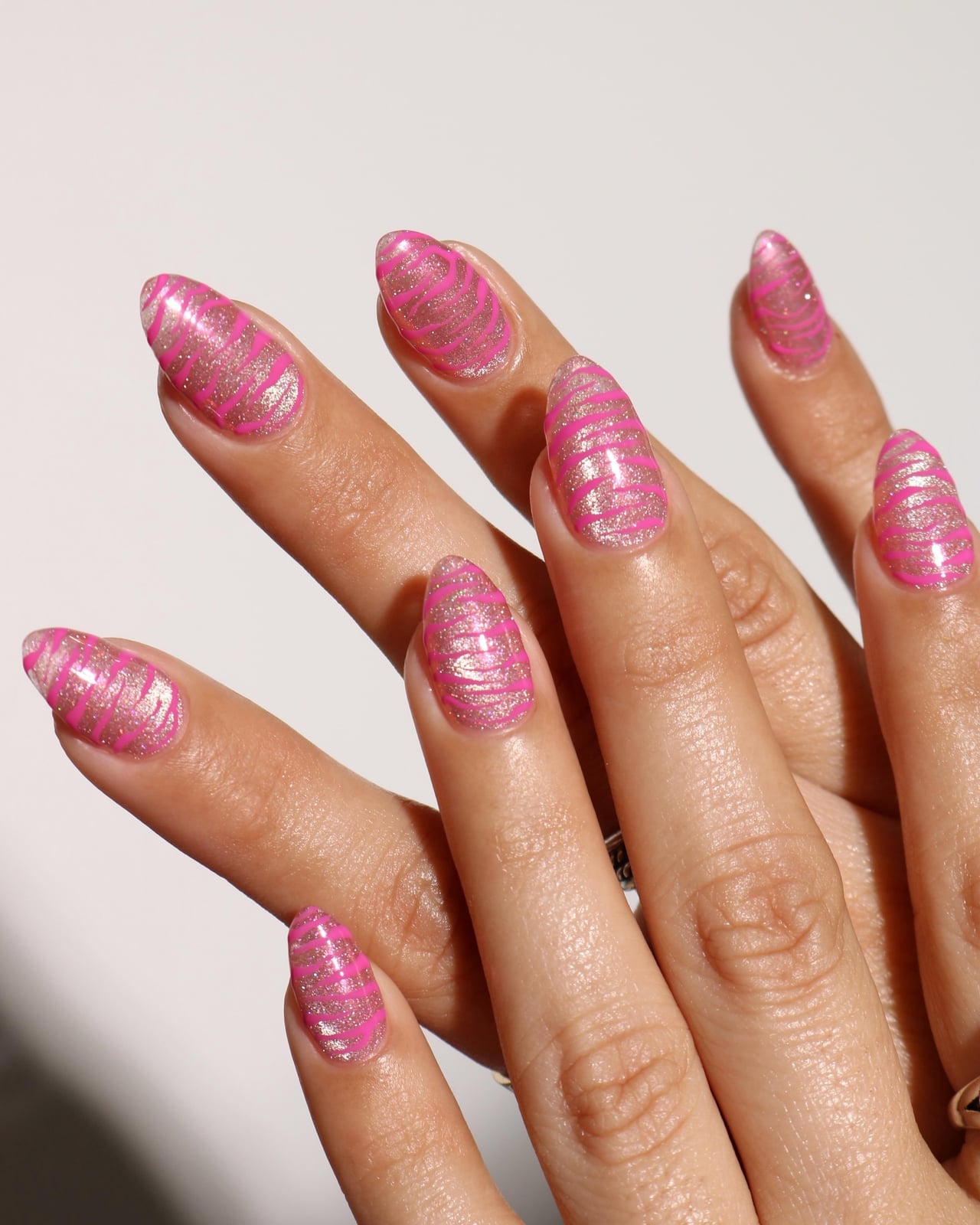 Medium Almond Pink Gradient Gold Lines Medium Almond Pink Gradient Gold Lines — Trendy Jelly Nails