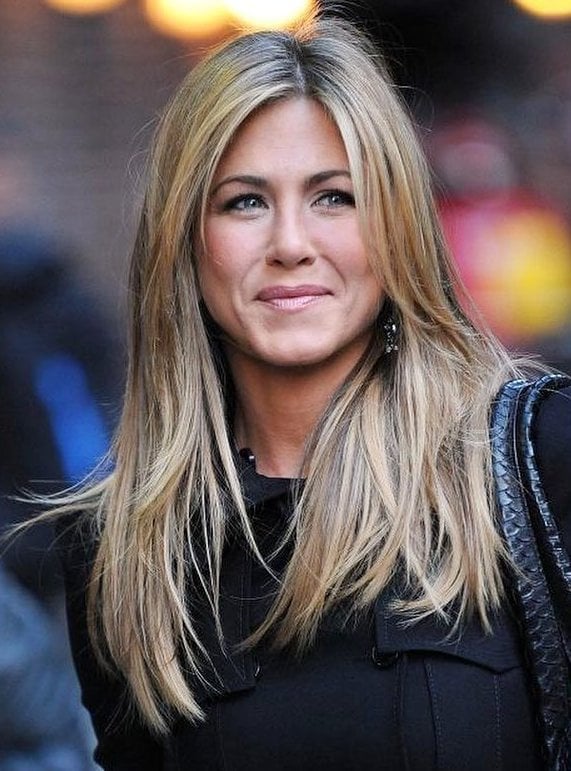 Shoulder Length Layers With Ash Blonde and Face-Framing Bangs Shoulder Length Layers With Ash Blonde and Face-Framing Bangs — Trendy Jennifer Aniston Hair