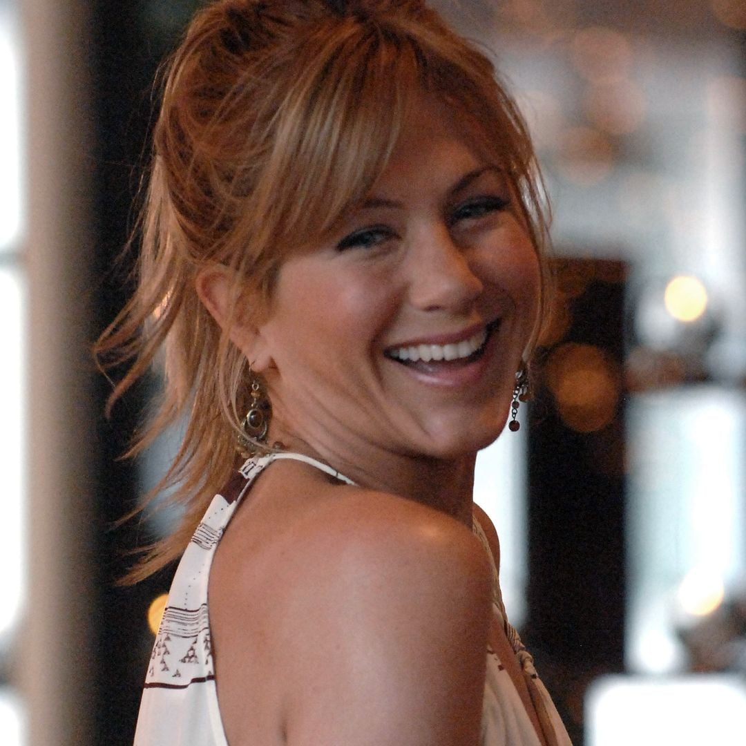 Collarbone Length With Wispy Bangs and Blonde With Highlights Collarbone Length With Wispy Bangs and Blonde With Highlights — Trendy Jennifer Aniston Hair