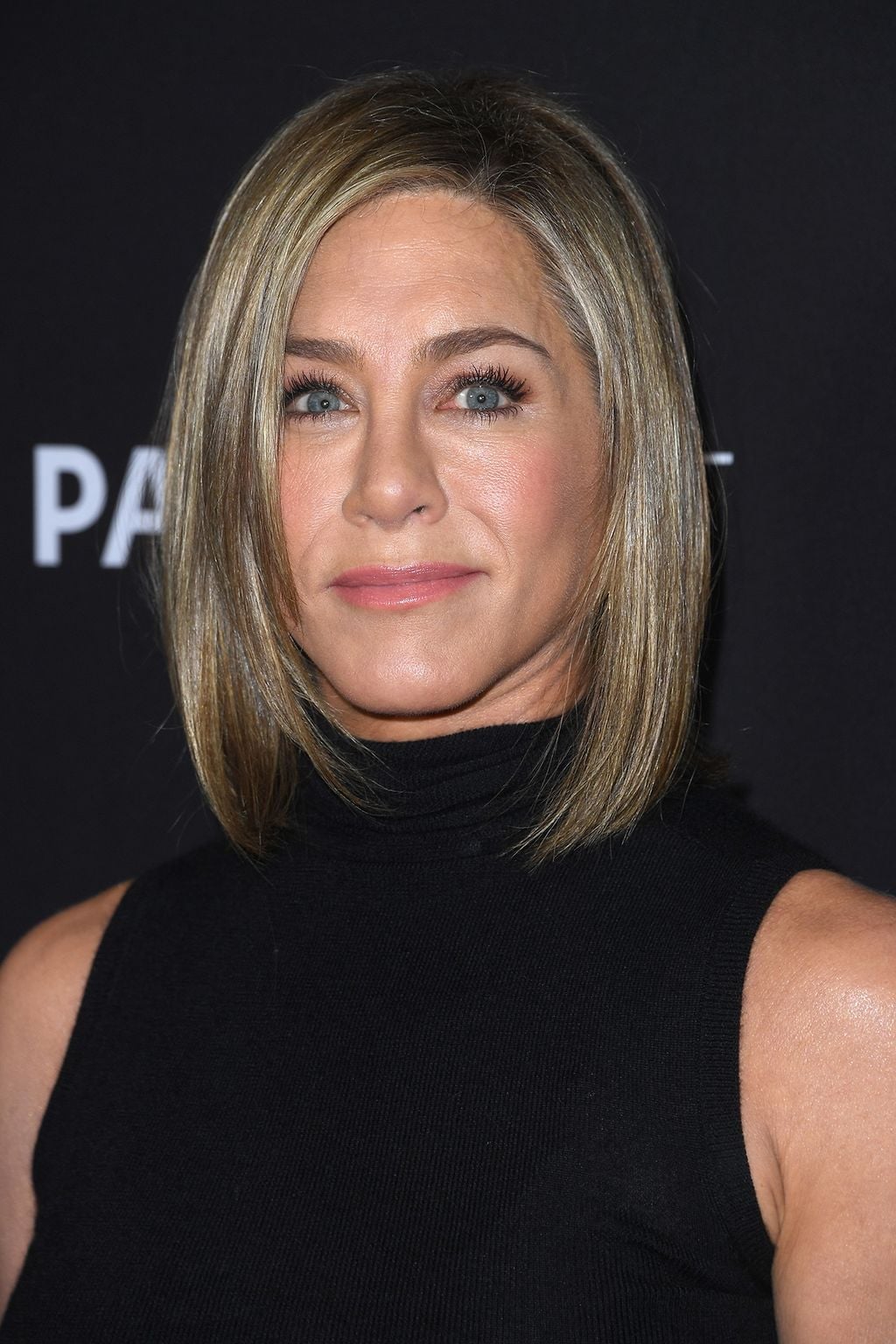 Shoulder Length Layers And Honey Blonde Shoulder Length Layers And Honey Blonde — Trendy Jennifer Aniston Hair