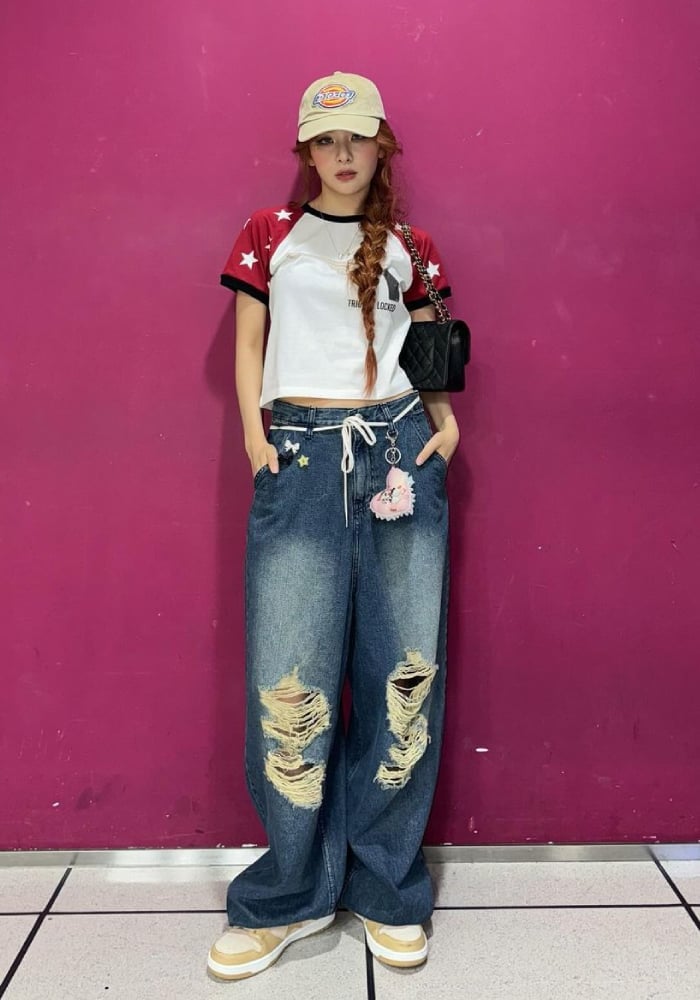 Distressed Baggy Jeans with Graphic T-shirt Distressed Baggy Jeans with Graphic T-shirt — Trendy K-pop Outfits