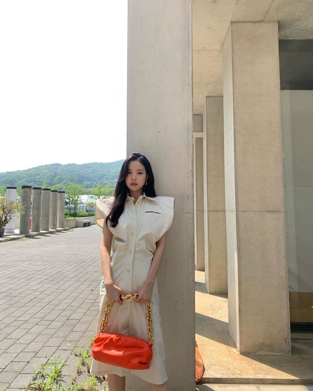Structured Sleeveless Shirt Dress with Chain Handbag, Close-Up Take Structured Sleeveless Shirt Dress with Chain Handbag, Close-Up Take — Trendy K-pop Outfits