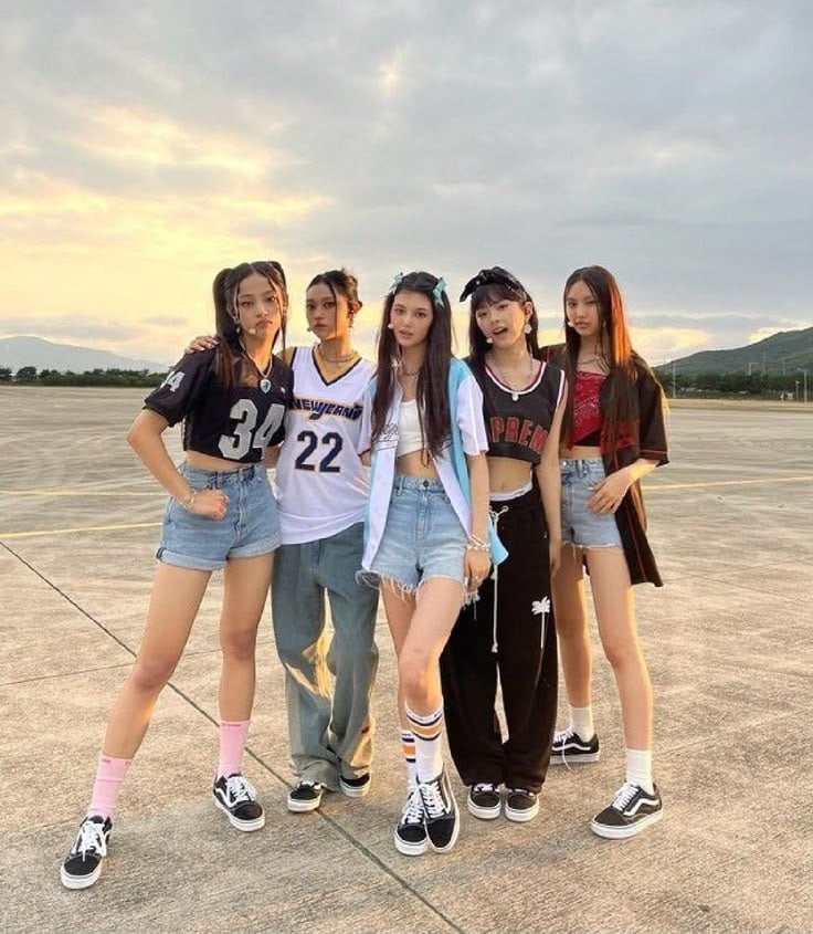 Street Style Baggy Jeans and Layered Cropped Tops, Close-Up Take Street Style Baggy Jeans and Layered Cropped Tops, Close-Up Take — Trendy K-pop Outfits