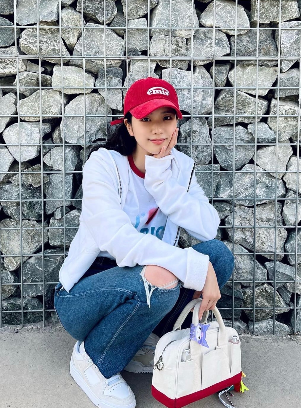 White Zip-Up Hoodie With Ripped Jeans White Zip-Up Hoodie With Ripped Jeans — Trendy Kawaii Outfits