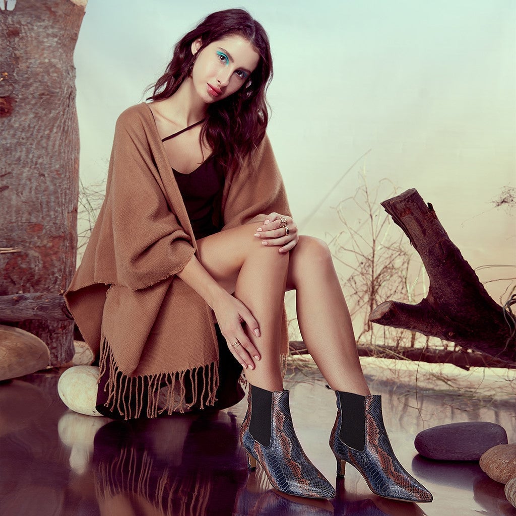 Knit Poncho with Snake Print Kitten Heel Boots Knit Poncho with Snake Print Kitten Heel Boots — Trendy Kitten Heels Outfits