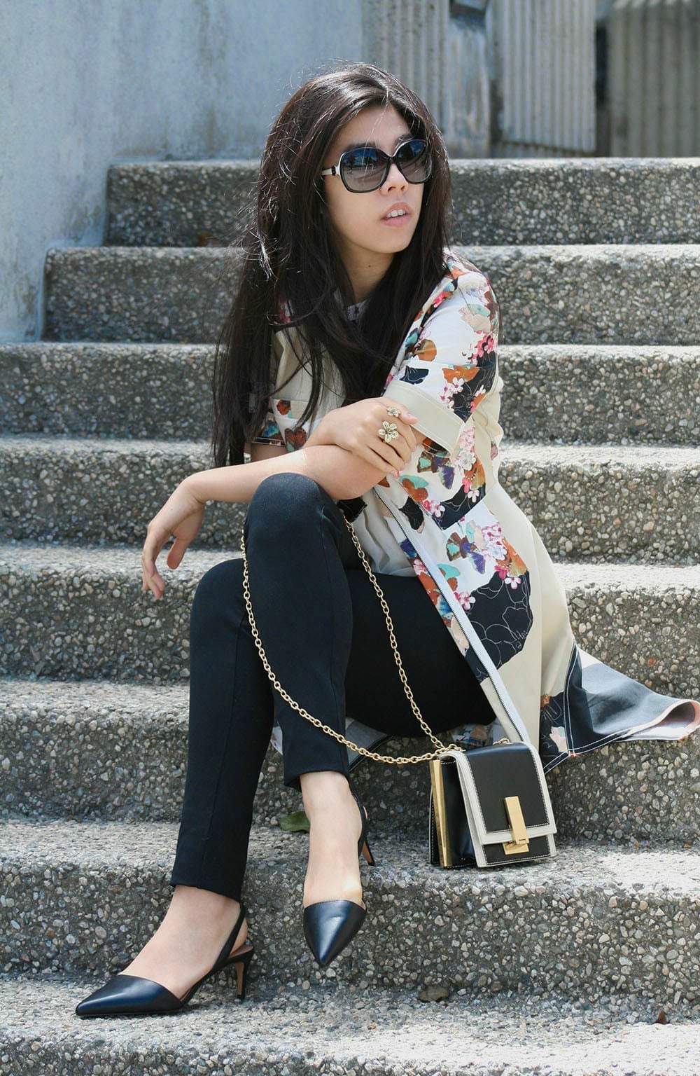 Patterned Kimono Jacket with Black Kitten Heels Patterned Kimono Jacket with Black Kitten Heels — Trendy Kitten Heels Outfits