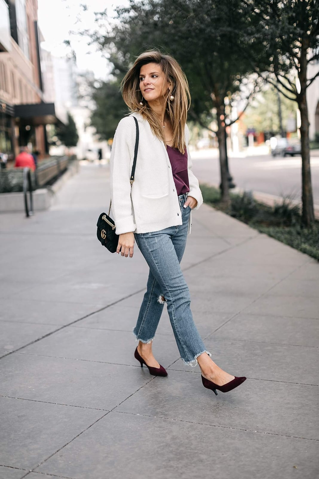 White Cardigan and Jeans with Burgundy Kitten Heels White Cardigan and Jeans with Burgundy Kitten Heels — Trendy Kitten Heels Outfits