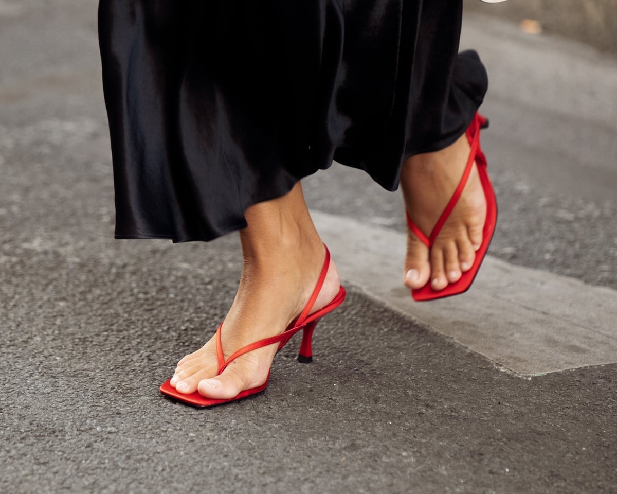 Black Wide-Leg Trousers with Red Satin Kitten Heel Sandals Black Wide-Leg Trousers with Red Satin Kitten Heel Sandals — Trendy Kitten Heels Outfits