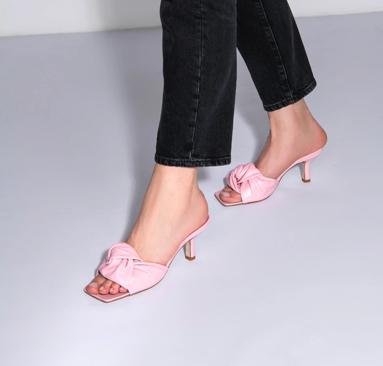 Skinny Jeans with Pink Bow Detail Kitten Heel Mules Skinny Jeans with Pink Bow Detail Kitten Heel Mules — Trendy Kitten Heels Outfits