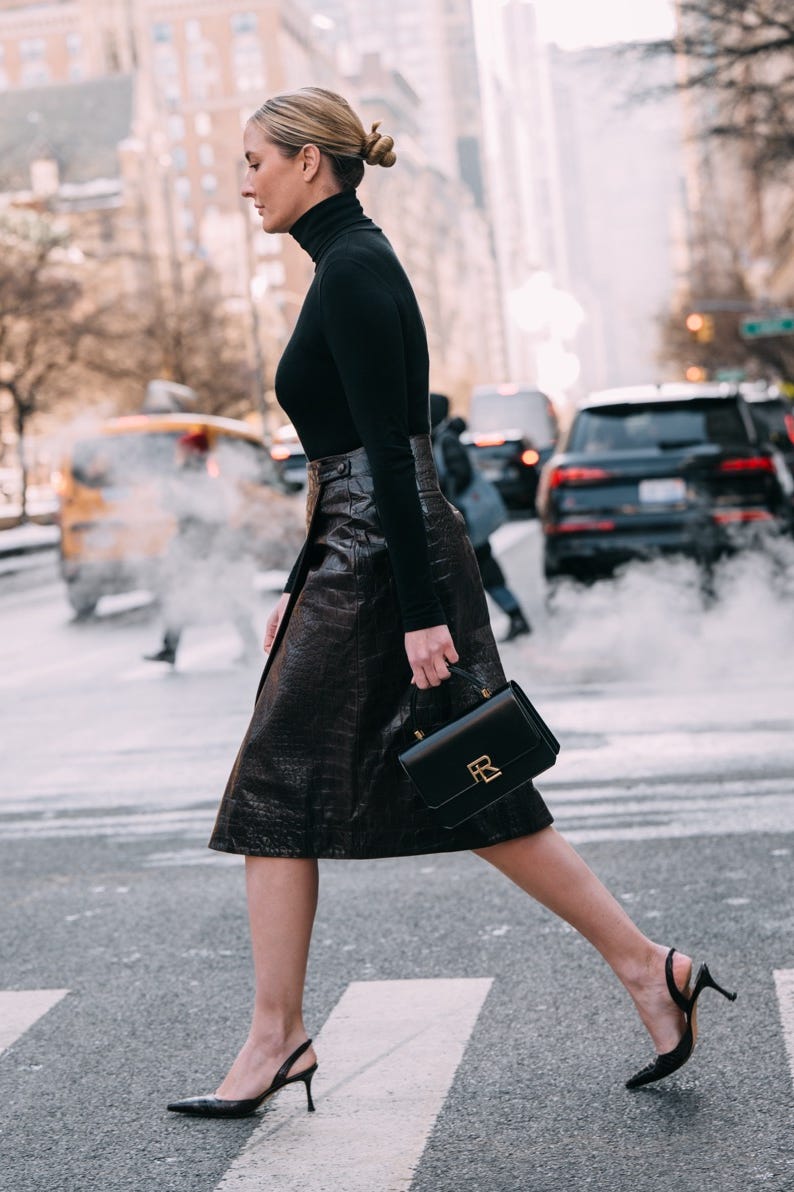 Croc-effect Midi Skirt with Black Pointed Kitten Heels, Close-Up Take Croc-effect Midi Skirt with Black Pointed Kitten Heels, Close-Up Take — Trendy Kitten Heels Outfits