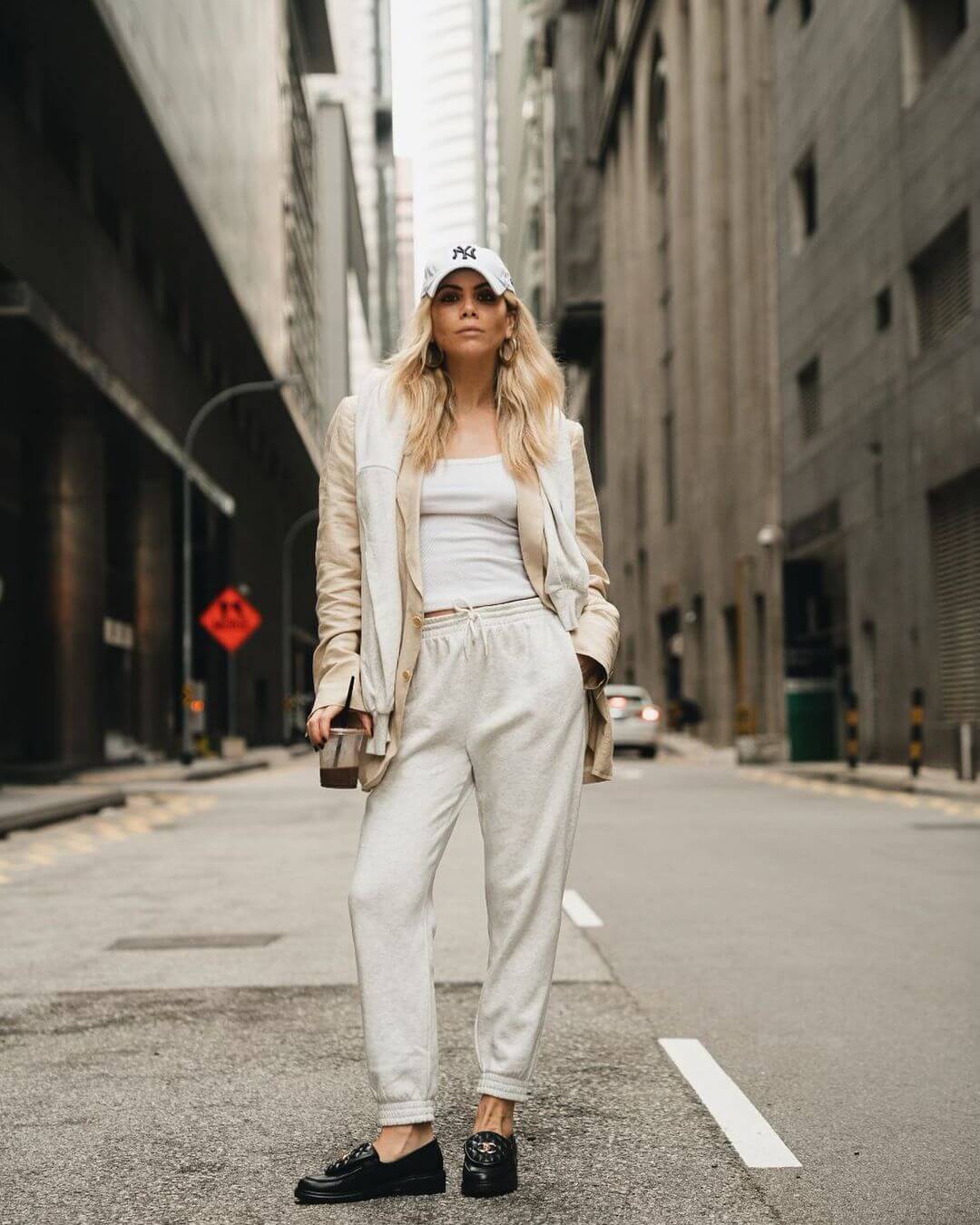 Gray Sweatpants with Oversized Beige Blazer and Relaxed Fit Trousers Gray Sweatpants with Oversized Beige Blazer and Relaxed Fit Trousers — Trendy Lazy Outfits