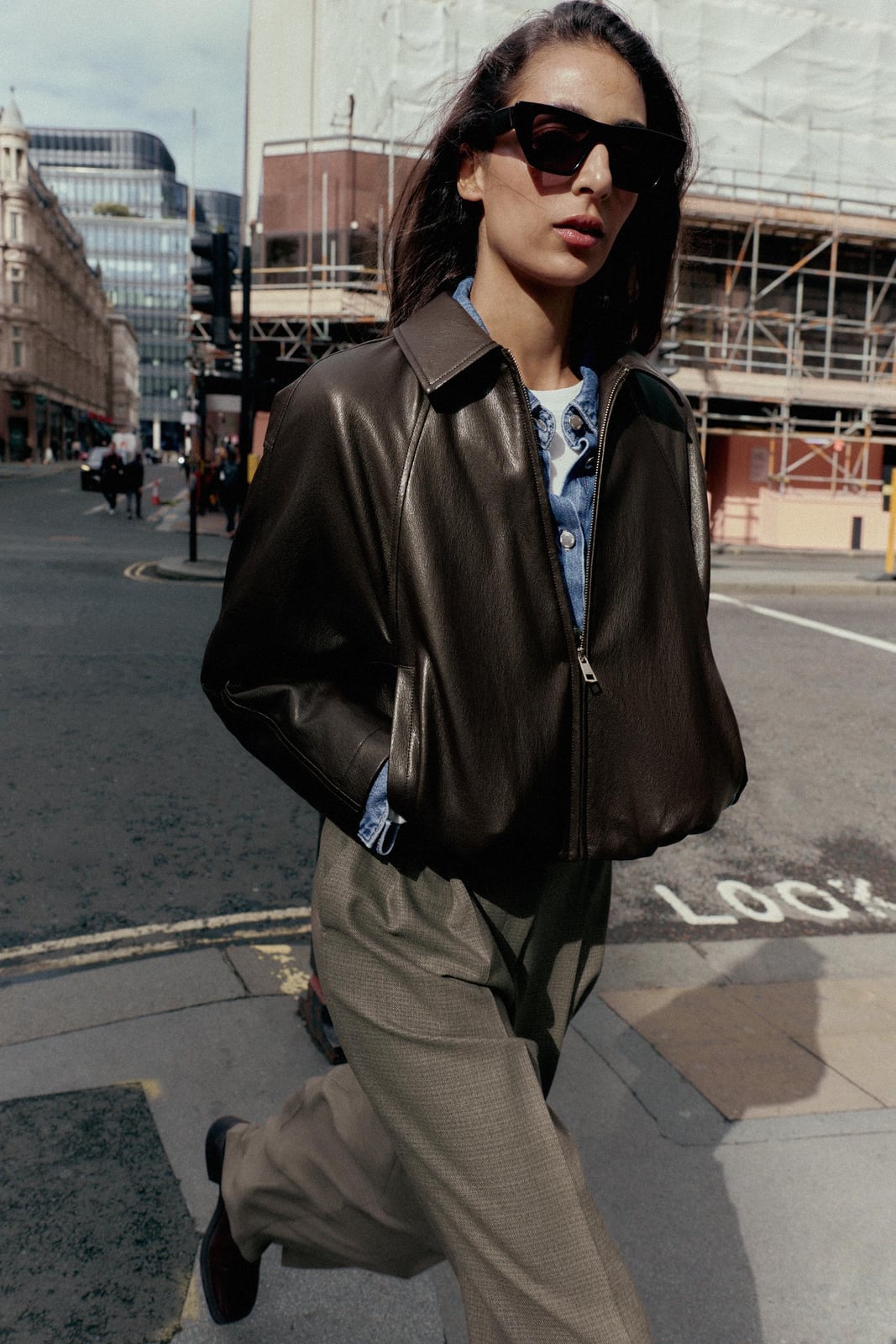 Oversized Dark Brown Leather Bomber Jacket with Denim Shirt Oversized Dark Brown Leather Bomber Jacket with Denim Shirt — Trendy Leather Jacket Outfits Women