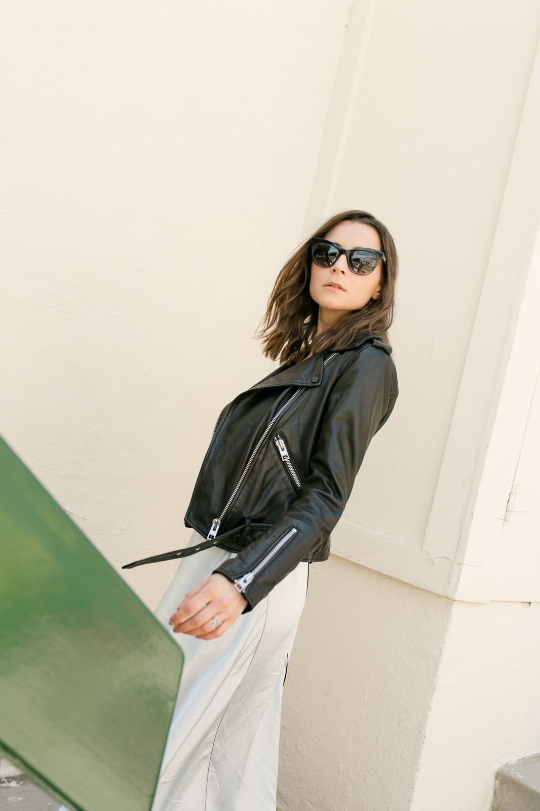 Black Leather Moto Jacket with White Top and Light, Bolder Variation Black Leather Moto Jacket with White Top and Light, Bolder Variation — Trendy Leather Jacket Outfits Women