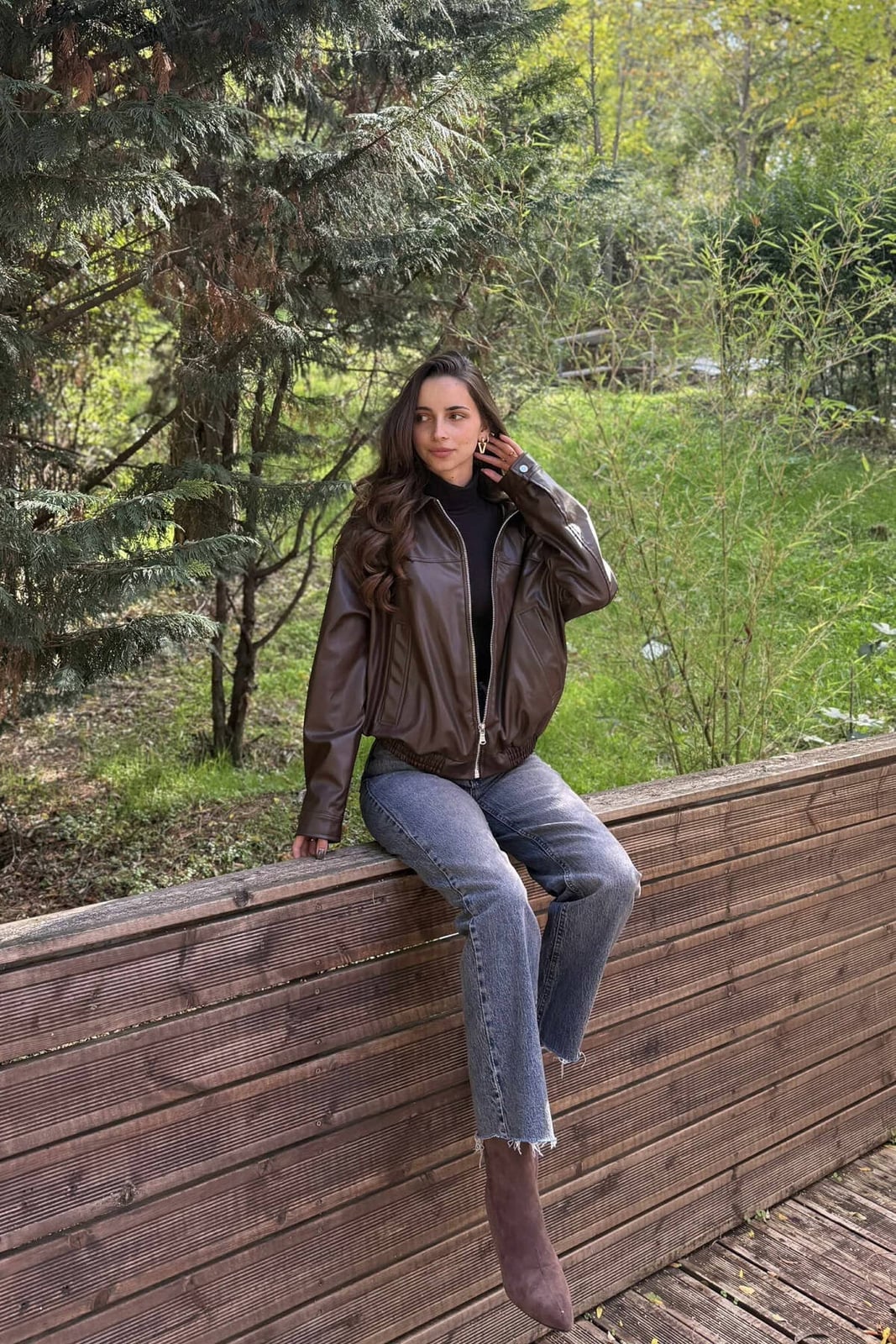 Brown Leather Bomber Jacket with Black Top and Gray, Low-Key Version Brown Leather Bomber Jacket with Black Top and Gray, Low-Key Version — Trendy Leather Jacket Outfits Women