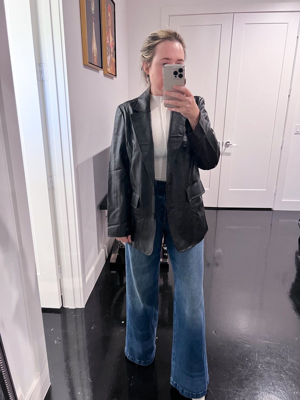 Oversized Black Leather Blazer with Turtleneck and Wide-Leg Jeans Oversized Black Leather Blazer with Turtleneck and Wide-Leg Jeans — Trendy Leather Jacket Outfits Women