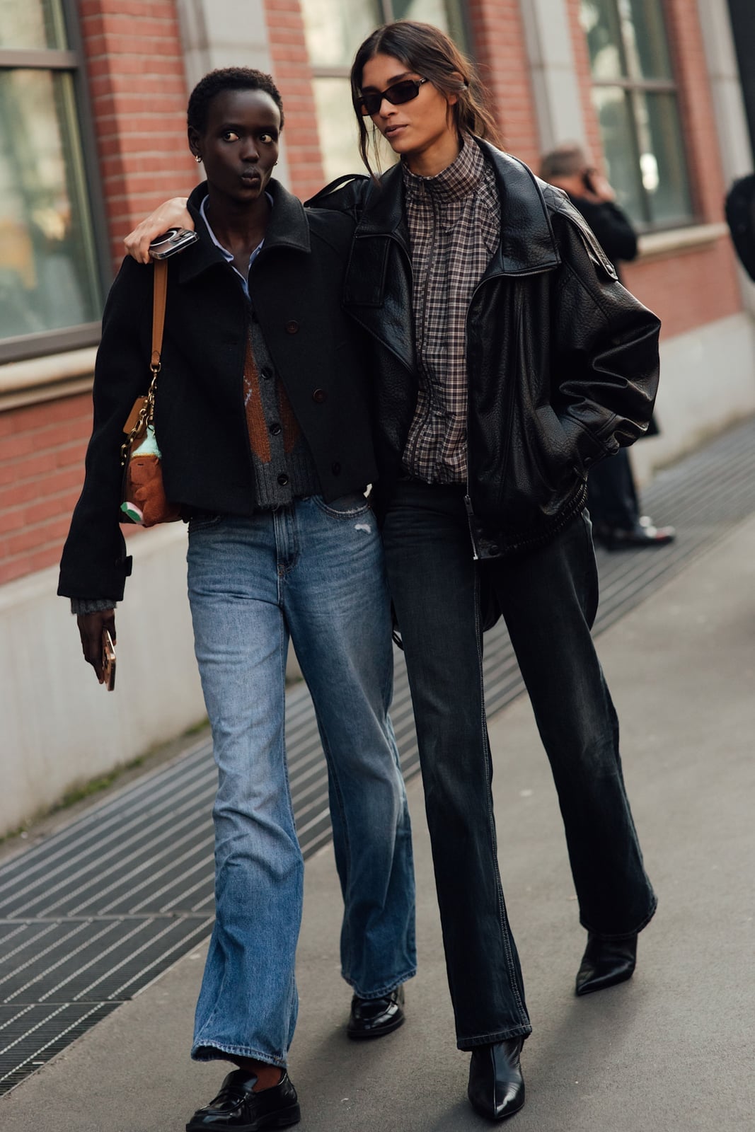 Oversized Black Leather Jacket with Plaid Shirt, Close-Up Take Oversized Black Leather Jacket with Plaid Shirt, Close-Up Take — Trendy Leather Jacket Outfits Women