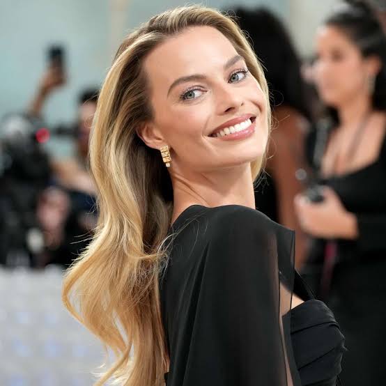 Shoulder Honey Blonde With Face-Framing Pieces — Trendy Light Hair Color