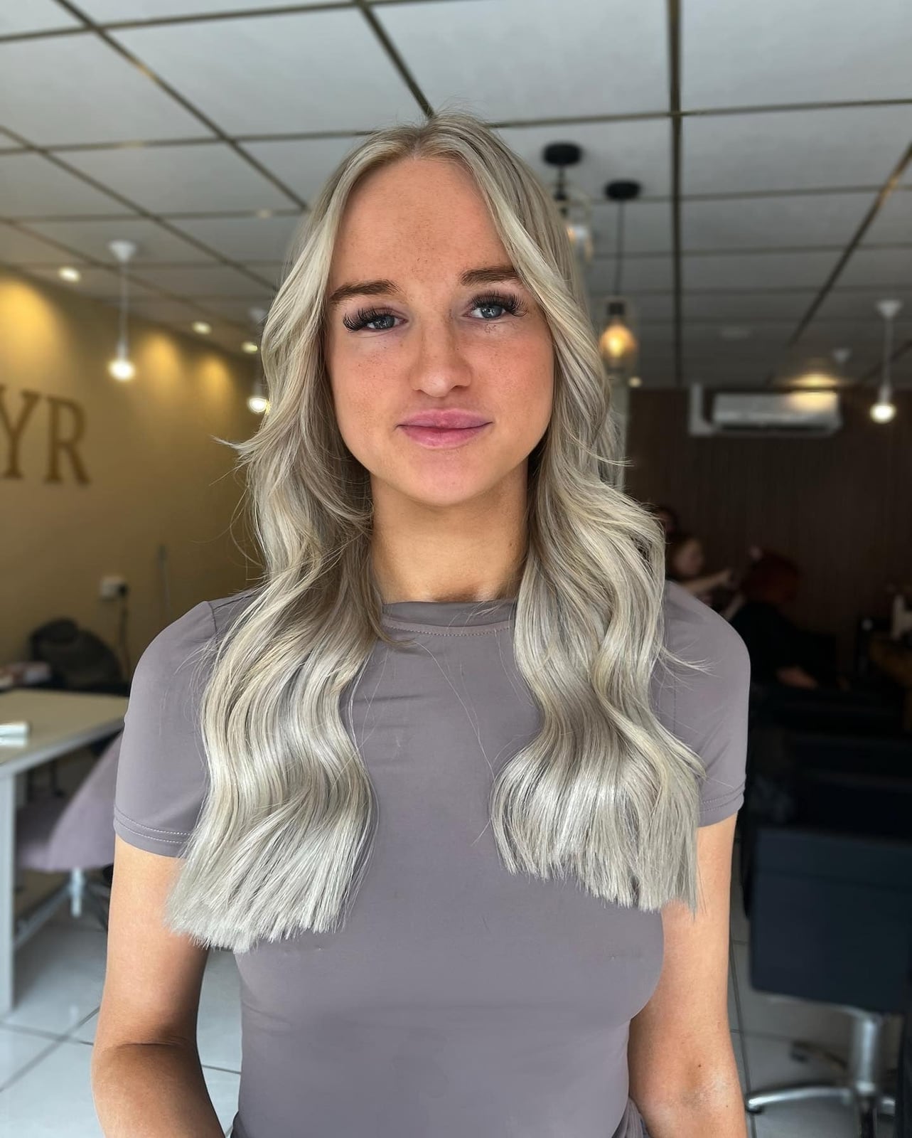 Collarbone Icy Blonde Lob With Curtain Bangs — Trendy Light Hair Color