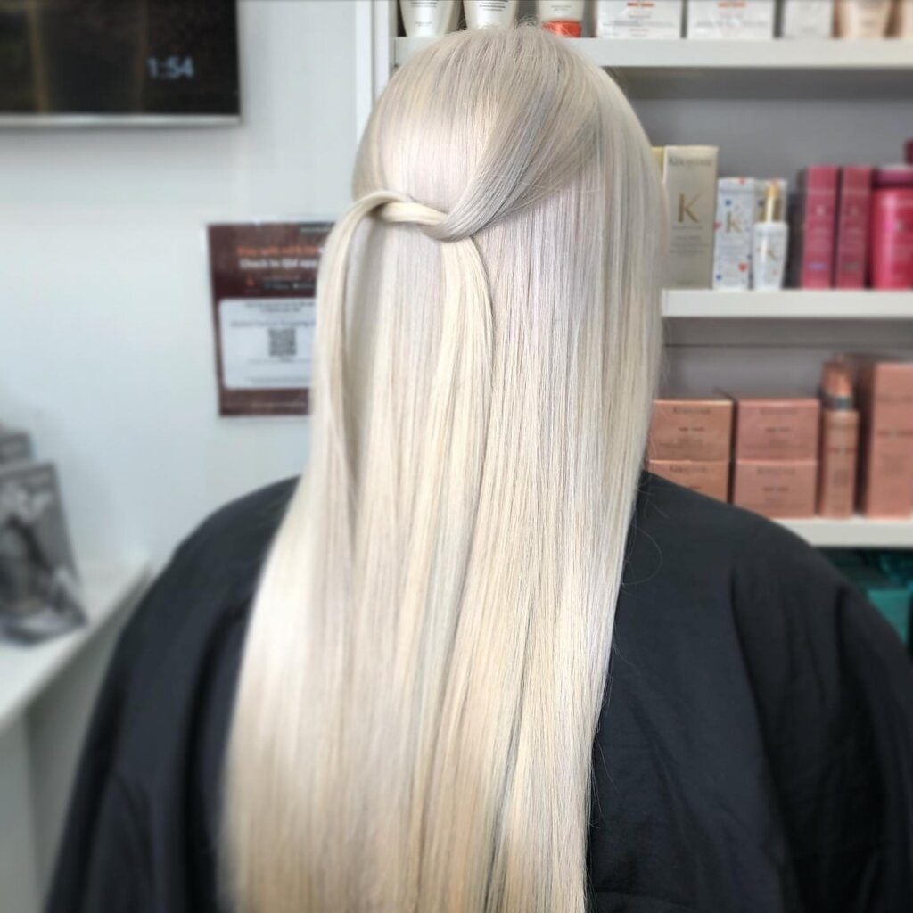 Mid-Back Dimensional Blonde Ponytail — Trendy Light Hair Color