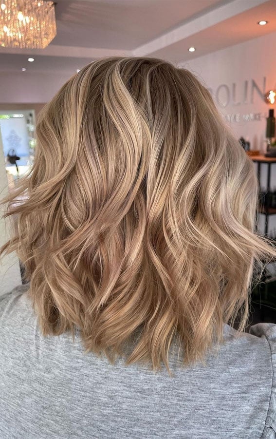 Collarbone Beige Blonde Lob With Waves — Trendy Light Hair Color