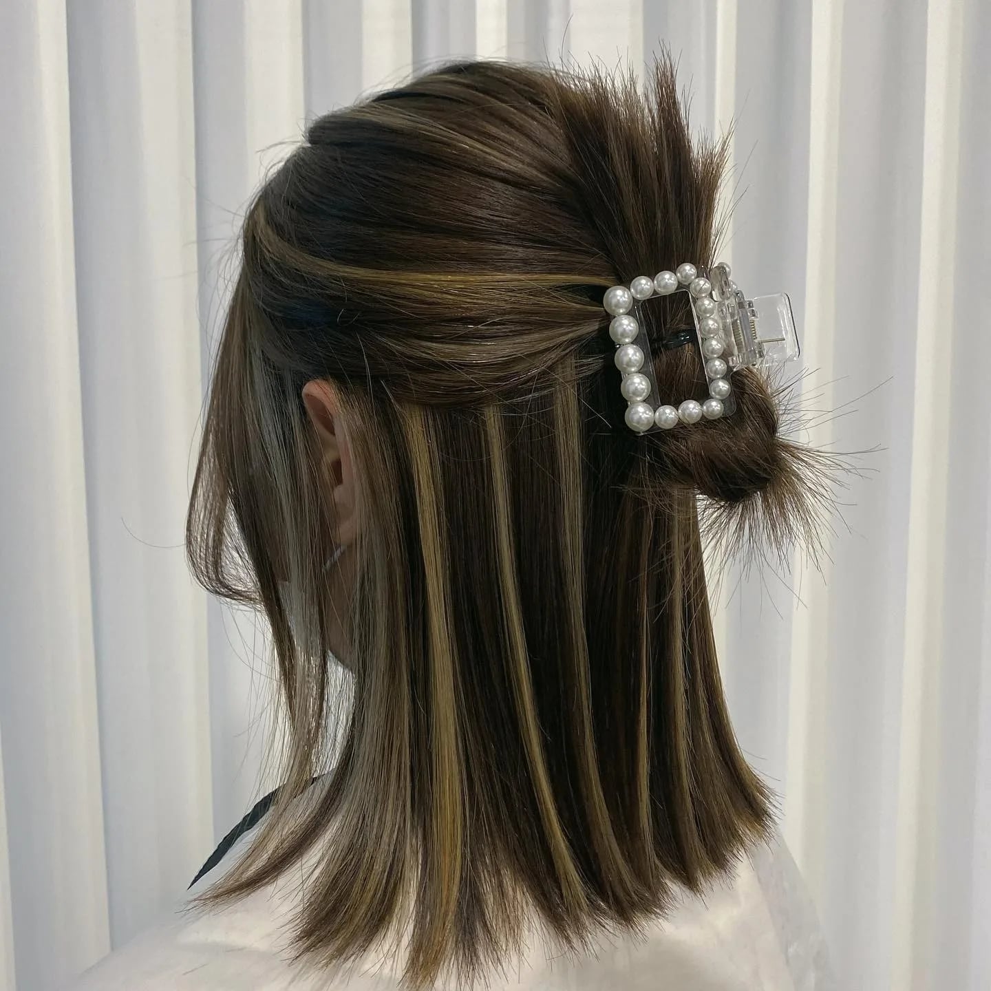 Chin Length Blunt Bob With Blonde Highlights — Trendy Light Hair Color