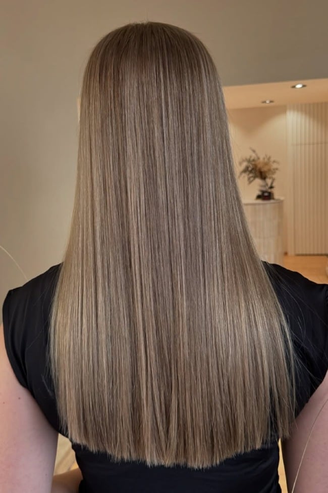 Mid-Back Cool Beige Light Brown Blunt Cut — Trendy Light Hair Color